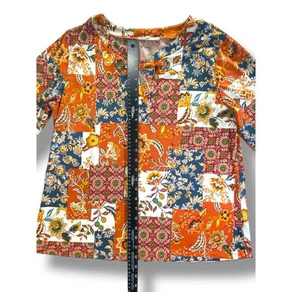 Above & Beyond Women’s M Patchwork Floral 3/4 Sleeve V-Neck Top Grommet Detail - Picture 5 of 11